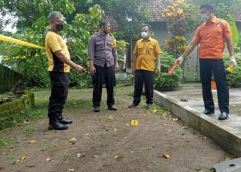 POLIS menunjukkan lokasi kejadian yang menyaksikan suspek menghayunkan sabit pada ibu, ayah dan adiknya sehingga terkorban. - AGENSI