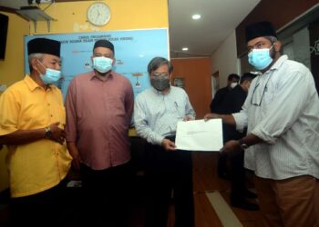 AZMI Jaafar (kanan) menyerahkan memorandum kepada Setiausaha MAINPP, Samsudin Bakar di Jalan Macalister, Georgetown, Pulau Pinang hari ini.