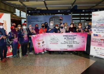 RINA Mohd. Harun (tengah) bergambar bersama peserta Ekspedisi Everest Base Camp Mountaineering D Femina 2020 sempena Hari Wanita Sedunia di Lapangan Terbang Antarabangsa Kuala Lumpur (KLIA). - UTUSAN/FAISOL MUSTAFA