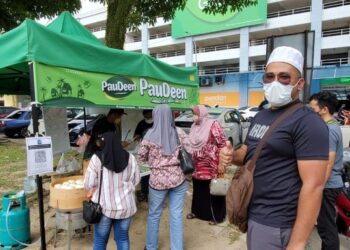 WAN Mohd. Saipuddin Wan Abd. Rasid melawat tapak gerai pertama penjualan paunya di Pusat Komersial, Seksyen 7 di Shah Alam, Selangor.