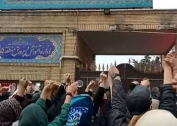 IBU bapa para pelajar berhimpun dan mengadakan protes di luar bangunan Kementerian Pendidikan di Teheran minggu lalu.-AFP