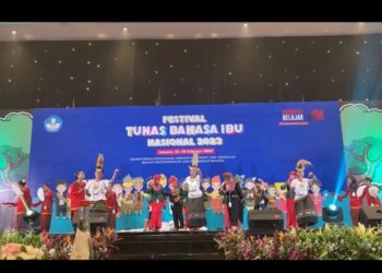 KONTINJEN Maluku mempersembahkan tarian muzikal bahasa daerah pada Festival Bahasa Ibunda di Jakarta bulan lalu.-AGENSI