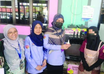 DR. FARIZA Yahya (kiri) bergambar bersama pesakit (kanan) yang menjalani pemulihan pada majlis pelancaran Pusat Kesihatan Mental Masyarakat (Mentari) Ketereh, Kota Bharu, Kelantan. – UTUSAN/ROSMIZAN RESDI