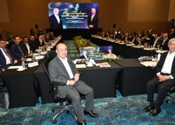 AHMAD Zahid Hamidi (kanan) bersama Hajiji Noor semasa Mesyuarat Penyelarasan KKDW bersama kerajaan negeri di Kota Kinabalu hari ini.