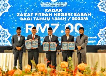 YAHYA Hussin (tengah) bersama Mohd. Arifin Mohd. Arif (dua kiri) dan Bungsu @Aziz Jaafar (kanan) semasa mengumumkan kadar zakat fitrah 2023 di Kota Kinabalu hari ini.