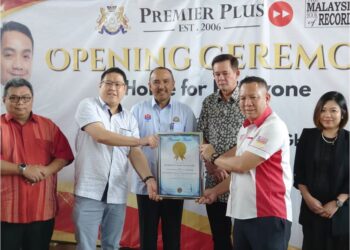 MOHD. JAFNI MD. SHUKOR (tiga dari kiri) dan Tunku Hassan menyaksikan penyerahan sijil Malaysia Book of Records oleh Edwin Yeoh kepada Jacky di JB Sentral, Johor Bahru.