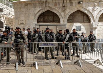 ANGGOTA polis sempadan Israel berdiri di belakang penghadang di Kota Lama Baitulmuqaddis. - AFP  