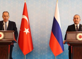 SERGEI Lavrov (kiri) bersama Mevlut Cavusoglu (kanan) dalam sidang akhbar selepas rundingan di Ankara. - AFP