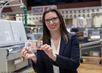 SARAH John memegang sekeping wang kertas baharu yang memaparkan imej Raja Charles III. - AGENSI  