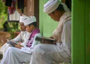PELAJAR tahfiz, Mohd. Adam Azmi (kanan), Sheikh Amir Jufri Sheikh Khalid dan Amir Hafizuddin Abdullah memanfaatkan masa dengan membaca ayat-ayat suci al-Quran di Pondok Ibtida'ie Ajil, Terengganu. - UTUSAN/PUQTRA HAIRRY