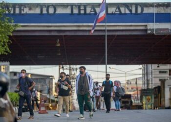 KELUARGA rakyat Malaysia yang terkandas di Thailand mengharapkan masalah pas sempadan tamat dapat diselesaikan oleh kerajaan Malaysia dan negara jiran itu menjelang Aidilfitri ini. - UTUSAN/SHAHIR NOORDIN