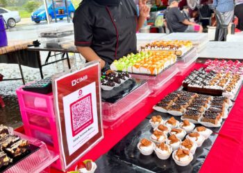 SAFIAHTulisman bersama pencuci mulut berkonsepkan Rahmah yang dijual pada harga RM1.80 di gerainya di Bazar Ramadan UTM, Skudai.