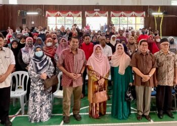 ARIFIN Sabirin (tiga dari kiri) dan Mashitah Ibrahim (empat dari kanan) bersama penerima bantuan pada program Barokah Ramadan Bersama Asnaf di Sekolah Kebangsaan Taman Bersatu, Kuala Kedah.