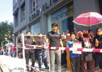 AJWAD Khan Nasir Khan (tengah) bersama pengunjung kedai pakaian Starvilion di Seksyen 7, Shah Alam, Selangor. - MINGGUAN/ISKANDAR SHAH MOHAMED