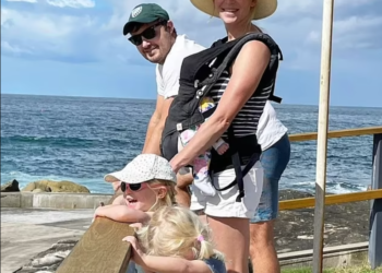 RACHEL bersama tiga anaknya bakal menaiki penerbangan selama 23 jam dari London ke Sydney. - AGENSI