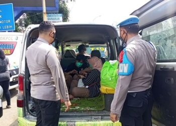 POLIS memeriksa ambulans yang membawa pelancong di Bogor, Jawa Barat. - AGENSI