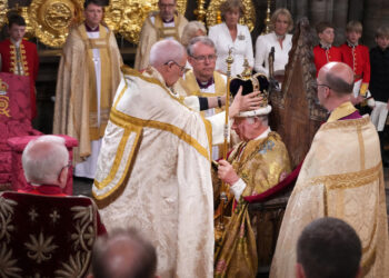 USKUP Agung Canterbury, Justin Welby meletakkan Mahkota St Edward pada Raja Britain, Raja Charles III dalam istiadat pertabalan di Westminster Abbey di London. - AFP
