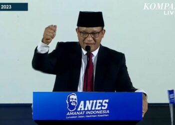ANIES Baswedan memberi ucapan di hadapan sukarelawan di Jakarta kelmarin.-AGENSI