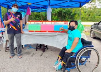 MOHD. Rozaimi Johari (kanan) dan Mohd. Asraf Yook bekerjasama berniaga sejak dua bulan lalu di Air Kuning Selatan, Gemencheh. - UTUSAN/NOR AINNA HAMZAH