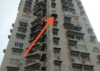 RAIS Yasin bercakap kepada pemberita pada majlis rumah terbuka Aidilfitri di kediamannya di Paya Rumput, Melaka. - UTUSAN/DIYANATUL ATIQAH ZAKARYA