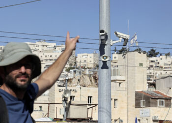SEORANG lelaki menunjukkan kamera pengawasan yang dipasang oleh tentera Israel di sebuah tiang di bandar Hebron.-AFP