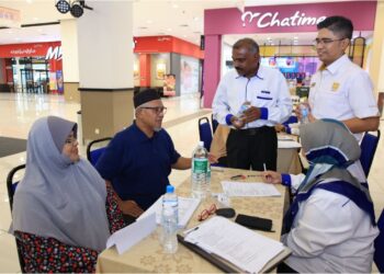 HAIROL Ariffein Sahari (berdiri kanan) beramah mesra dengan peserta yang mengeluarkan produk halal semasa Majlis Sesi Padanan Perniagaan Ushawan Produk Halal-Kolobrasi HDC dan Mydin Sempena Jelajah Halal Malaysia 2023 Kelantan di Kota Bharu, Kelantan semalam. -UTUSAN/KAMARUL BISMI KAMARULZAMAN