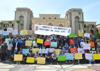 LEBIH 200 Orang Asli Johor daripada suku Jakun, Temuan dan Seletar berhimpun secara aman di hadapan Pejabat Menteri Besar Johor di Kota Iskandar, Iskandar Puteri, Johor.