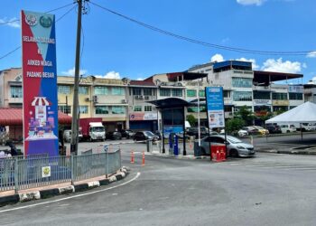 PENGUNJUNG di Arked Niaga Padang Besar, Perlis perlu membuat pembayaran letak kenderaan mereka tanpa tunai menerusi pelaksanaan kaedah baharu itu yang bermula 1 Mei lalu. – UTUSAN/ASYRAF MUHAMMAD