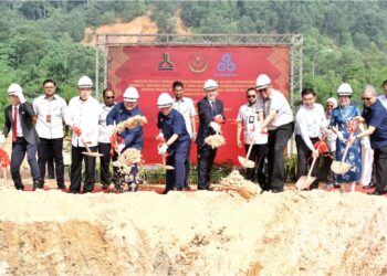 SAARANI Mohamad (empat dari kiri) menyempurnakan gimik perasmian Majlis Pecah Tanah Projek Pembangunan Kilang Pemprosesan Mineral di Chemor, Ipoh hari ini. - UTUSAN/MUHAMAD NAZREEN SYAH MUSTHAFA