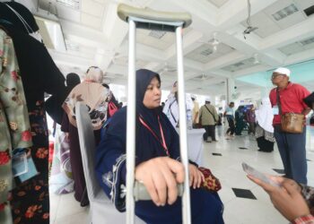 NORJANNATUN Shamsir Alam tekad tidak menolak tawaran menunaikan ibadah haji tahun ini meskipun terpaksa bertongkat kerana kaki kirinya patah akibat terjatuh ketika menuruni tangga di sekolah tempatnya mengajar. - UTUSAN/SHAIKH AHMAD RAZIF