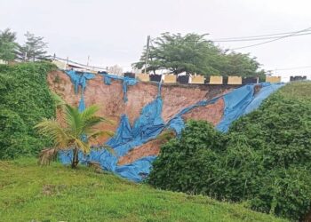 KEADAAN tebing runtuh yang dikhuatiri membahayakan keselamatan penduduk taman perumahan berdekatan Temin di Jerantut, Pahang. - IHSAN PENDUDUK TAMAN SAUJANA PUTRA