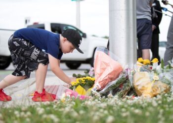 SEORANG kanak-kanak meletakkan patung permainan untuk mangsa yang terselamat dalam insiden sekeluarga dilanggar di lokasi kejadian di London, Ontario, Kanada. - AFP