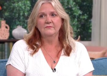 ANNE Larkin kehilangan wang sebanyak £500,000 (RM2.76 juta) akibat diperdaya oleh dua scammer. - AGENSI 