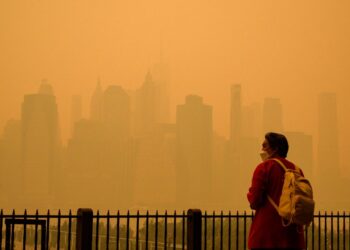 PENDUDUK memakai pelitup muka ekoran jerebu yang melanda bandar New York. - AFP
