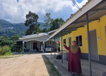 WAN Zawiha Wan Hamad menunjukkan rumah rehatnya yang terletak berdekatan Gunung Stong. – UTUSAN/AIMUNI TUAN LAH