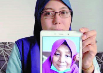 SITI Norasciken Mohamad Nordin menunjukkan gambar Saadiah Remli, wanita warga emas yang tiada waris yang kini ditempatkan di pusat jagaan warga emas swasta di Kulim, Kedah. – UTUSAN/WAT KAMAL ABAS