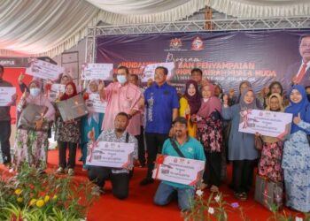 ABDUL Rahman Mohamad (tengah) bergambar dan beramah mesra bersama sebahagian penerima Bantuan Warung Desa@KPLB dalam Program Pendampingan dan Penyampaian Bantuan Peralatan serta Warung Desa@KPLB Daerah Kuala Muda di Dewan Desa KEDA Tepi Sungai, Kota Kuala Muda, semalam. – UTUSAN/SHAHIR NOORDIN