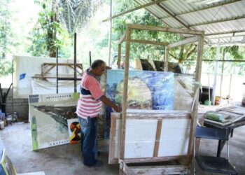 MOHAMAD Ismadi Sallehudin tekad mengetengahkan seni dan budaya dalam pelancongan di Art Garden Madi yang bertempat di Kampung Ulu Dong di Raub, Pahang. – UTUSAN/NORHAFIZAN ZULKIFLI
