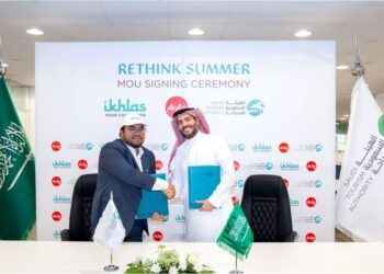 IKHLAS Kamarudin dan  Alhasan Aldabbagh selepas memeterai usahasama bagi menjayakan kempen ‘Rethink Summer’ di Riyadh, Arab Saudi.