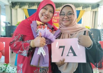 WAN Zaini Muhammad (kanan) berkongsi kegembiraan bersama Noor Azlina Omar selepas memperoleh keputusan 7A dalam SPM 2022 di Tumpat, Kelantan. – UTUSAN/ROHANA ISMAIL