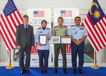 BRIAN Dr. McFeeters (kiri) dan Saadon Hasnan (kanan) bergambar bersama Muhammad Faidh Izzuddin Mat Sahari serta Ummi Annur Syahmina Sohaini yang akan meneruskan pengajian di akademi ketenteraan berprestij Amerika Syarikat (AS). – UTUSAN/SHIDDIEQIIN ZON