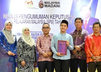 MOHD. Zaini Yanin (tiga kiri) menyampaikan keputusan SPM 2022 kepada pelajar terbaik Sabah di Dewan SMK Agama Kota Kinabalu hari ini