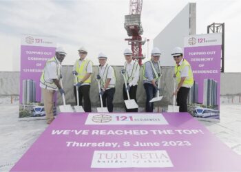 ZULKIFLY Garib (dua kiri) pada majlis `Topping Out’ projek 12 Residences oleh Glomac di Bandar Utama, semalam.