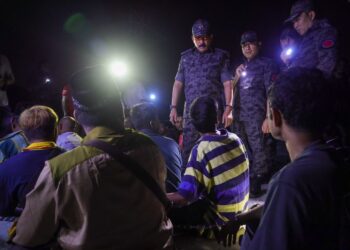 WARGA asing yang ditahan dalam Operasi Penguatkuasaan Imigresen dekat kawasan penempatan haram Pulau Meranti, di Sepang, Selangor. – UTUSAN/SADDAM YUSOFF