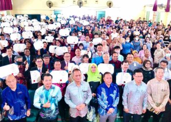 AZHAR (empat dari kanan) bergambar kenangan bersama penerima keputusan cemerlang SPM 2022 serta warga sekolah SMK Green Road di Kuching, hari ini.-UTUSAN/COWEN LINCH