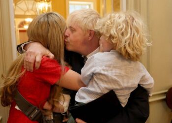 BORIS Johnson memeluk isteri dan anak-anaknya selepas mengumumkan pengunduran dalam Parti Konservatif di Downing Street. - NUMBER 10 FLICKR