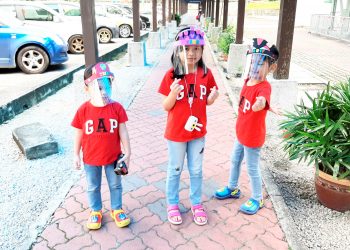 TIGA kanak-kanak menggayakan pelindung muka dwi-fungsi The Little Z di Johor Bahru, baru-baru ini.