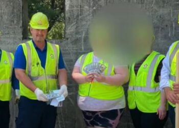 GARY CAPAN menunjukkan wang yang ditemui di tempat pelupusan sampah di Ohio. -AGENSI