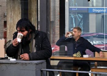 PENGAMBILAN minuman kopi berkafein mempengaruhi perbelanjaan individu. - AFP