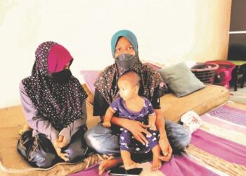 SITI Sarah Maulad Sulaiman ketika ditemui di sebuah kedai di Pusat Komersial Seri Mutiara, Gemas, Tampin bersama dua daripada empat orang anaknya. - UTUSAN/NOR AINNA HAMZAH